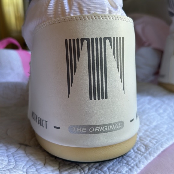 Women’s Tall Moon Boots White Waterproof Size 7/8.5 worn once great condition - Picture 3 of 5